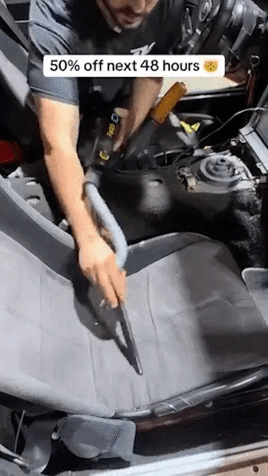 Animacja GIF pokazująca odkurzacz w akcji